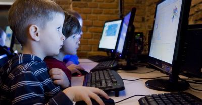 Polskie przedszkolaki spędzają przed ekranem więcej niż zaleca WHO